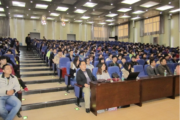 商贸技术系：举行大学生创业报告会